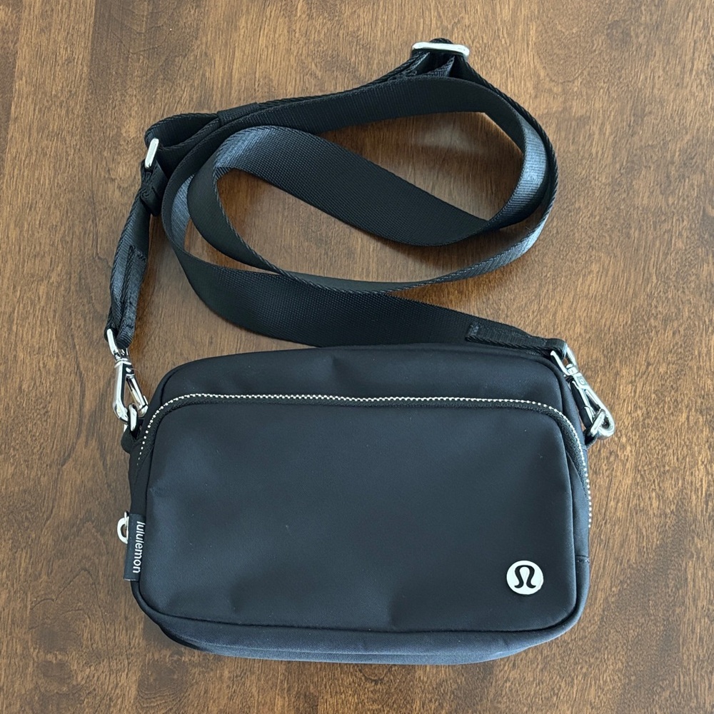 lululemon athletica Black everywhere crossbody Bag 2L